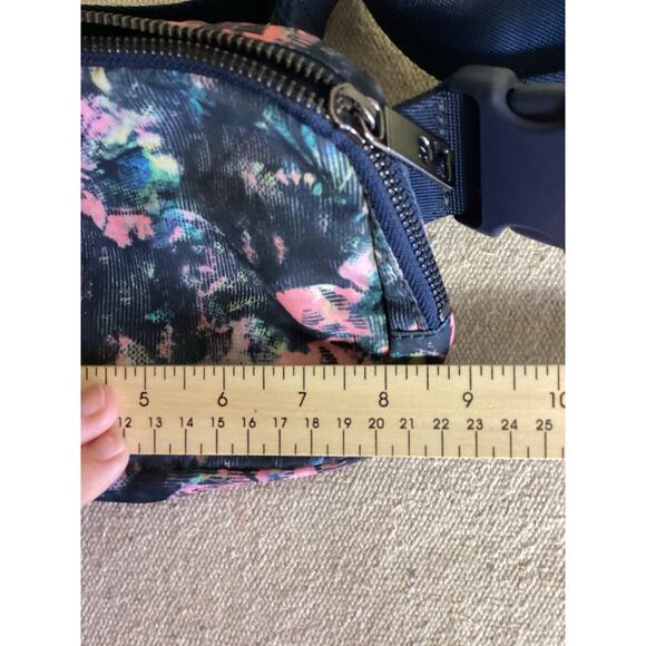 Lululemon Everywhere Belt Bag Dappled Daze Blue Floral Multicolor EUC - Picture 8 of 10